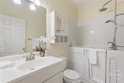 Bath - 1159 Mohawk St #E4, Savannah, GA 31419 photo 2 of 2
