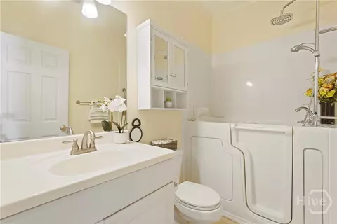 Bath - 1159 Mohawk St #E4, Savannah, GA 31419 photo 1 of 2