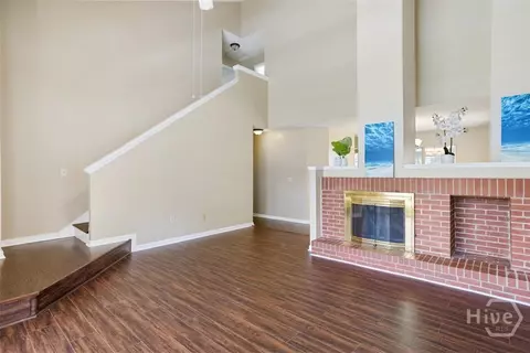 Living - 2 Oemler Ct E, Savannah, GA 31410 photo 2 of 5