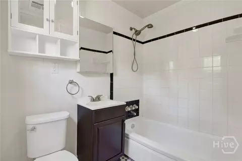 Bath - 856 E 35th St, Savannah, GA 31401 photo 3 of 6