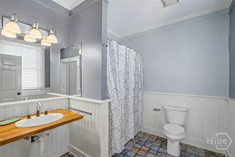 Bath - 341 E Broad St, Savannah, GA 31401 photo 2 of 4