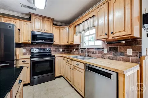 Kitchen - 102 Julia Ct, Springfield, GA 31329 photo 3 of 5