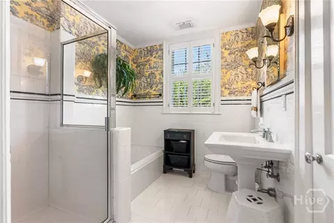 Bath - 34 E 50th St, Savannah, GA 31405 photo 4 of 4