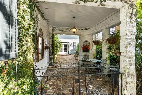 Exterior - 34 E 50th St, Savannah, GA 31405 photo 3 of 7