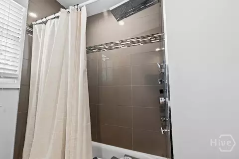 Bath - 516 E 58th St, Savannah, GA 31405 photo 2 of 3