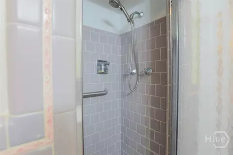 Bath - 211 E 63rd St, Savannah, GA 31405 photo 6 of 7