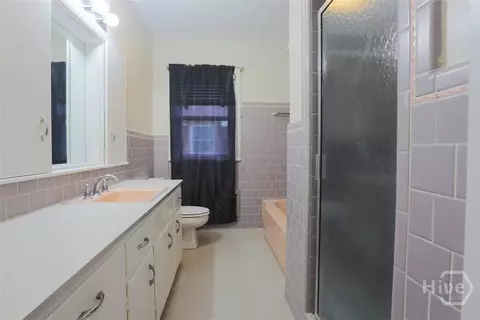 Bath - 211 E 63rd St, Savannah, GA 31405 photo 5 of 7
