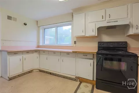 Kitchen - 211 E 63rd St, Savannah, GA 31405 photo 1 of 2