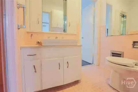Bath - 211 E 63rd St, Savannah, GA 31405 photo 7 of 7
