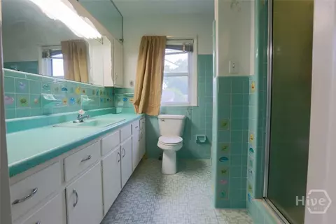 Bath - 211 E 63rd St, Savannah, GA 31405 photo 2 of 7