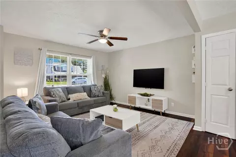 Living - 140 Ropemaker Ln, Savannah, GA 31410 photo 2 of 5