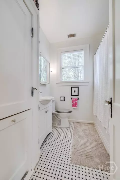 Bath - 226 E 53rd St, Savannah, GA 31405 photo 3 of 6