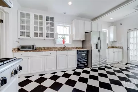 Kitchen - 226 E 53rd St, Savannah, GA 31405 photo 4 of 8