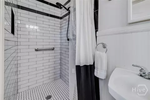 Bath - 226 E 53rd St, Savannah, GA 31405 photo 2 of 6