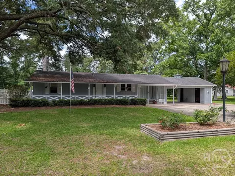 642 Island Dr, Midway, GA 31320
