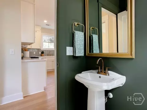 Bath - 807 E 36th St, Savannah, GA 31401 photo 2 of 6