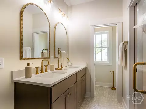 Bath - 807 E 36th St, Savannah, GA 31401 photo 4 of 6