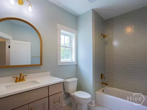 Bath - 807 E 36th St, Savannah, GA 31401 photo 5 of 6