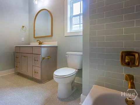 Bath - 807 E 36th St, Savannah, GA 31401 photo 6 of 6
