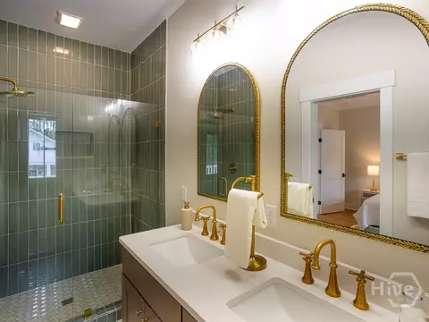 Bath - 807 E 36th St, Savannah, GA 31401 photo 3 of 6