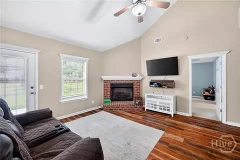 Living - 124 Teal Dr, Springfield, GA 31329 photo 2 of 2