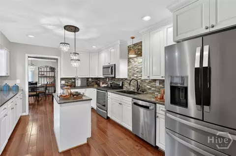 Kitchen - 129 Marsh Dr, Midway, GA 31320 photo 3 of 7