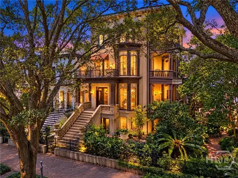 110 W Gaston St, Savannah, GA 31401