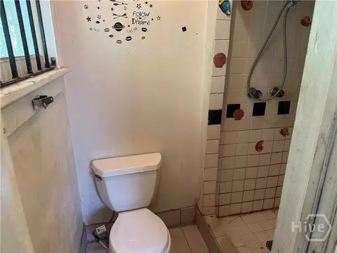 Bath - 2913 Burroughs St, Savannah, GA 31405 photo 3 of 4