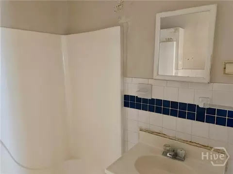 Bath - 2913 Burroughs St, Savannah, GA 31405 photo 2 of 4