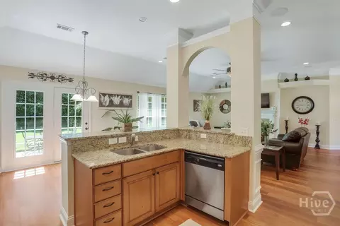 Kitchen - 17 Redwall Cir, Port Wentworth, GA 31407 photo 3 of 4