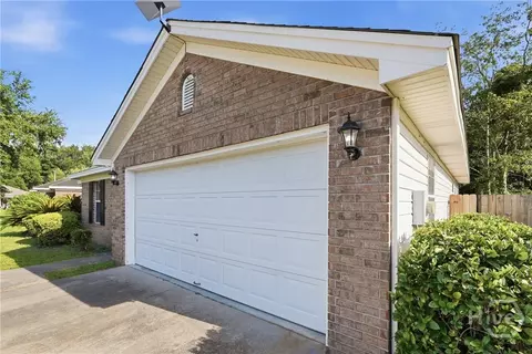 17 Chapel Dr, Savannah, GA 31406