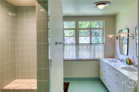 Bath - 102 E 45th St, Savannah, GA 31405 photo 4 of 5
