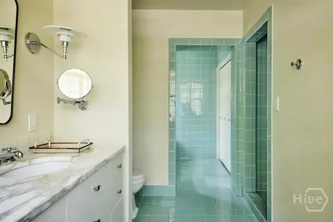 Bath - 102 E 45th St, Savannah, GA 31405 photo 3 of 5