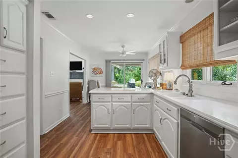 Kitchen - 6 Cane Patch Ln, Savannah, GA 31411 photo 3 of 3