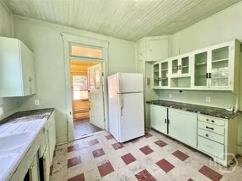Kitchen - 3313 Gragg St, Thunderbolt, GA 31404 photo 1 of 4
