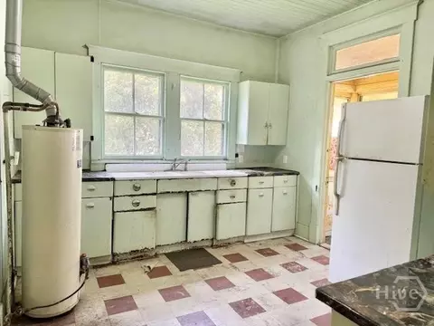 Kitchen - 3313 Gragg St, Thunderbolt, GA 31404 photo 2 of 4