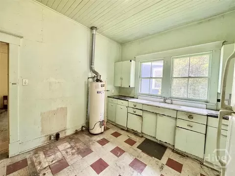 Kitchen - 3313 Gragg St, Thunderbolt, GA 31404 photo 3 of 4