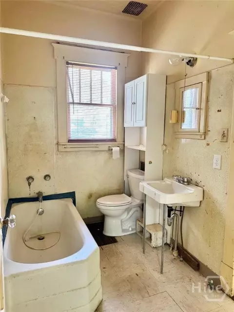 Bath - 3313 Gragg St, Thunderbolt, GA 31404 photo 1 of 2