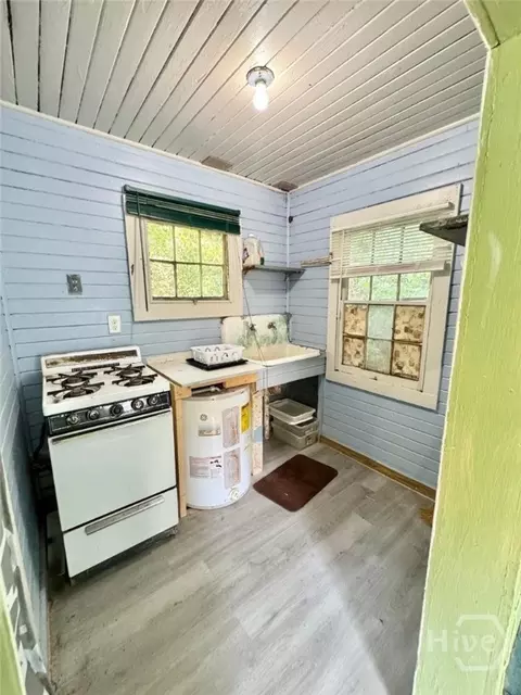 Kitchen - 3313 Gragg St, Thunderbolt, GA 31404 photo 4 of 4