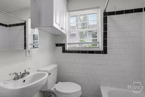 Bath - 3311 Myrtle St, Savannah, GA 31405 photo 2 of 3