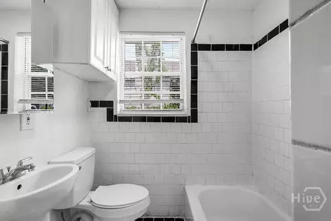 Bath - 3311 Myrtle St, Savannah, GA 31405 photo 1 of 3