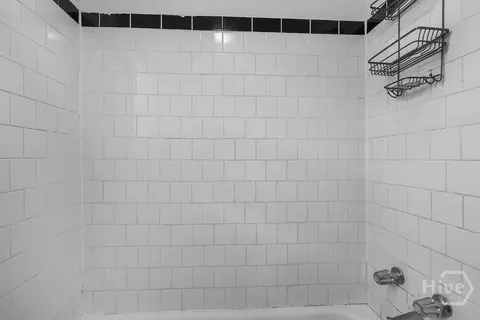 Bath - 3311 Myrtle St, Savannah, GA 31405 photo 3 of 3