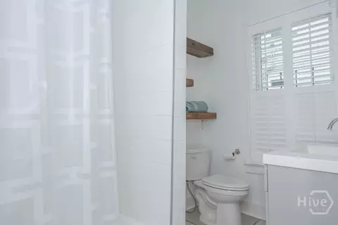 Bath - 1106 E Broad St, Savannah, GA 31401 photo 2 of 4