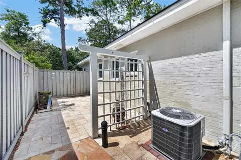 Exterior - 30 E 60th St, Savannah, GA 31405 photo 11 of 14