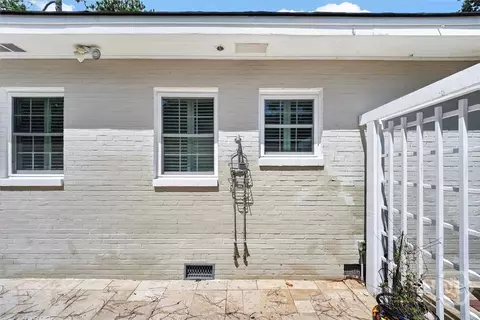 Exterior - 30 E 60th St, Savannah, GA 31405 photo 12 of 14