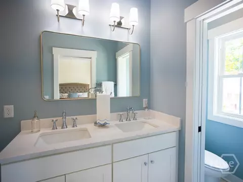 Bath - 809 E 36th St, Savannah, GA 31401 photo 3 of 3