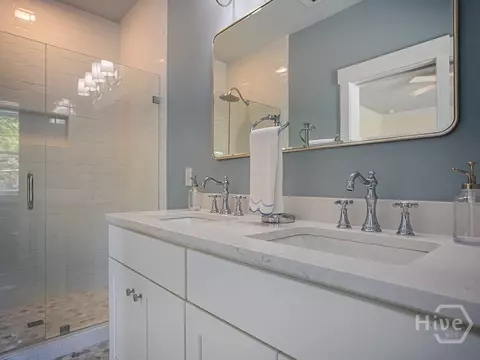 Bath - 809 E 36th St, Savannah, GA 31401 photo 2 of 3