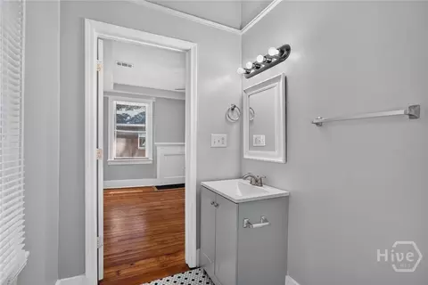 Bath - 535 E 37th St, Savannah, GA 31401 photo 4 of 5