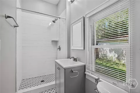 Bath - 535 E 37th St, Savannah, GA 31401 photo 2 of 5