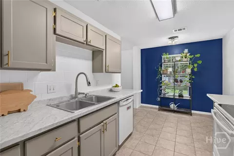 Kitchen - 211 Longleaf Cir, Pooler, GA 31322 photo 4 of 4